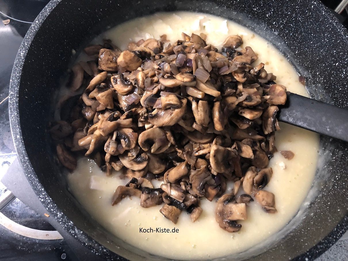 dann gebe die Champignons mit in den Topf