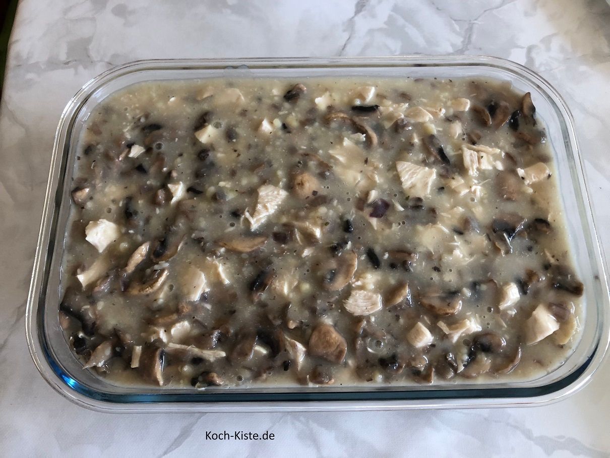 fülle das Würzfleisch in die Auflaufform oder in Suppentassen