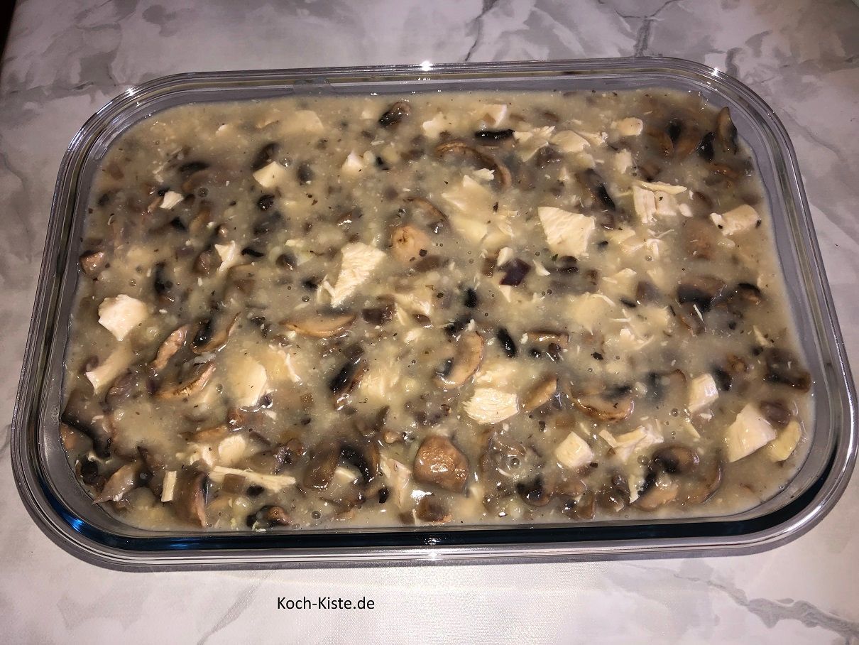 Würzfleisch in der Auflaufform , dann Kässe drüber und überbacken