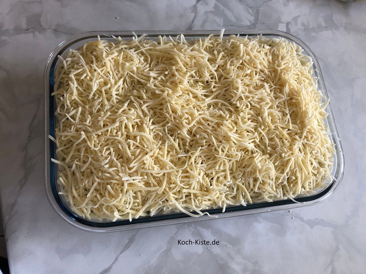 bestreue die Oberfläche mit geriebenen Käse und überbacke das Würzfleisch