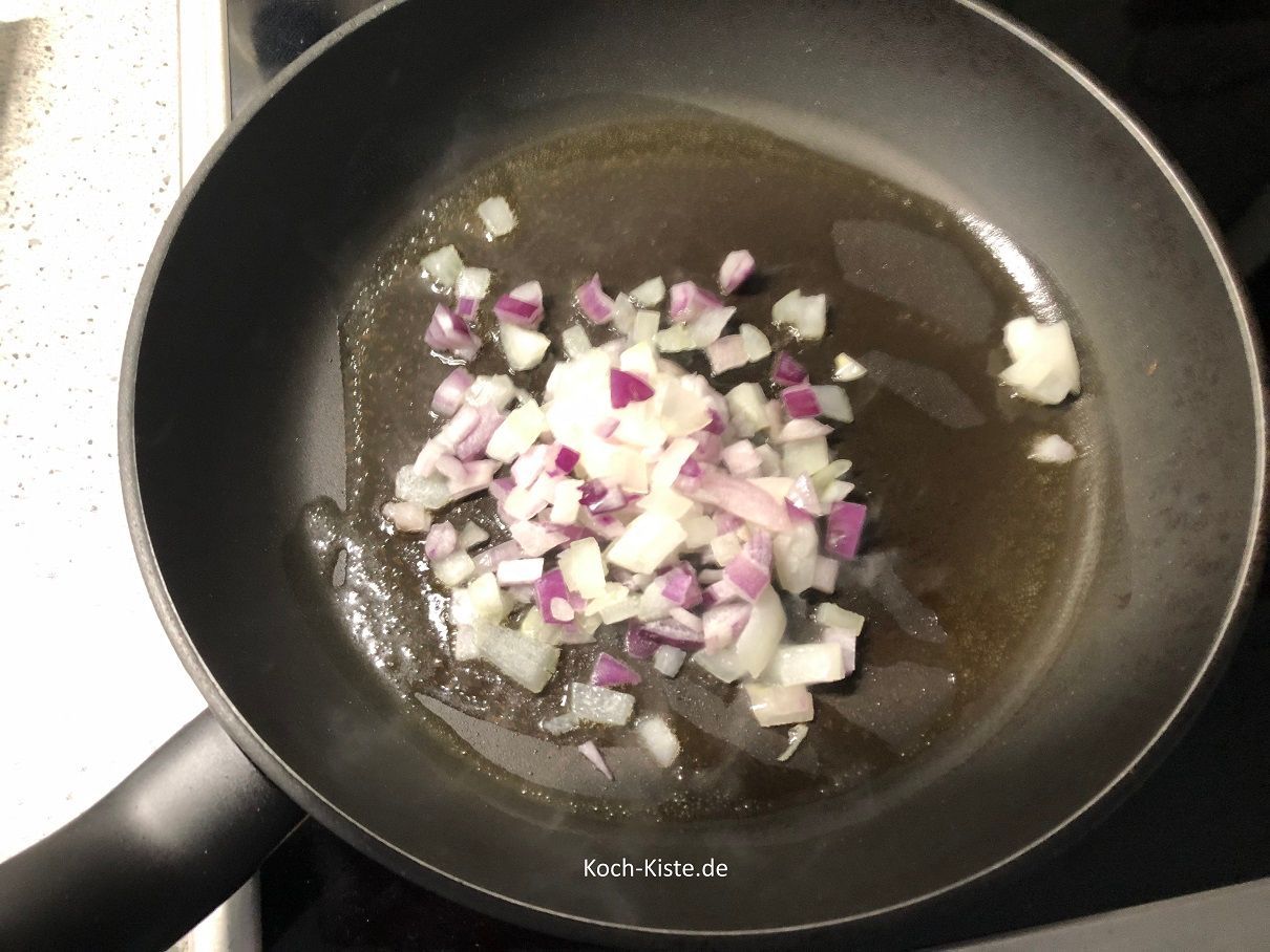 brate die Zwiebelwürfel glasig an