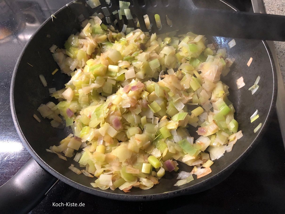 dann gebe den Porree mit in die Pfanne und brate ihn ganz kurz an. Dann gebe 2-3 Esslöffel Wasser mit in die Pfanne, reduziere die Temperatur etwas und brate den Porree - bis er weich ist. Dabei solltest Du an der Pfanne stehen bleiben und den Porree mit dem Pfannenwender immer wieder wenden. DER PORREE IST NICHT ANGEBRANT, ES SIEHT NUR ETWAS MERKWÜRDIG AUS, DURCH DIE ROTEN ZWIEBELBN