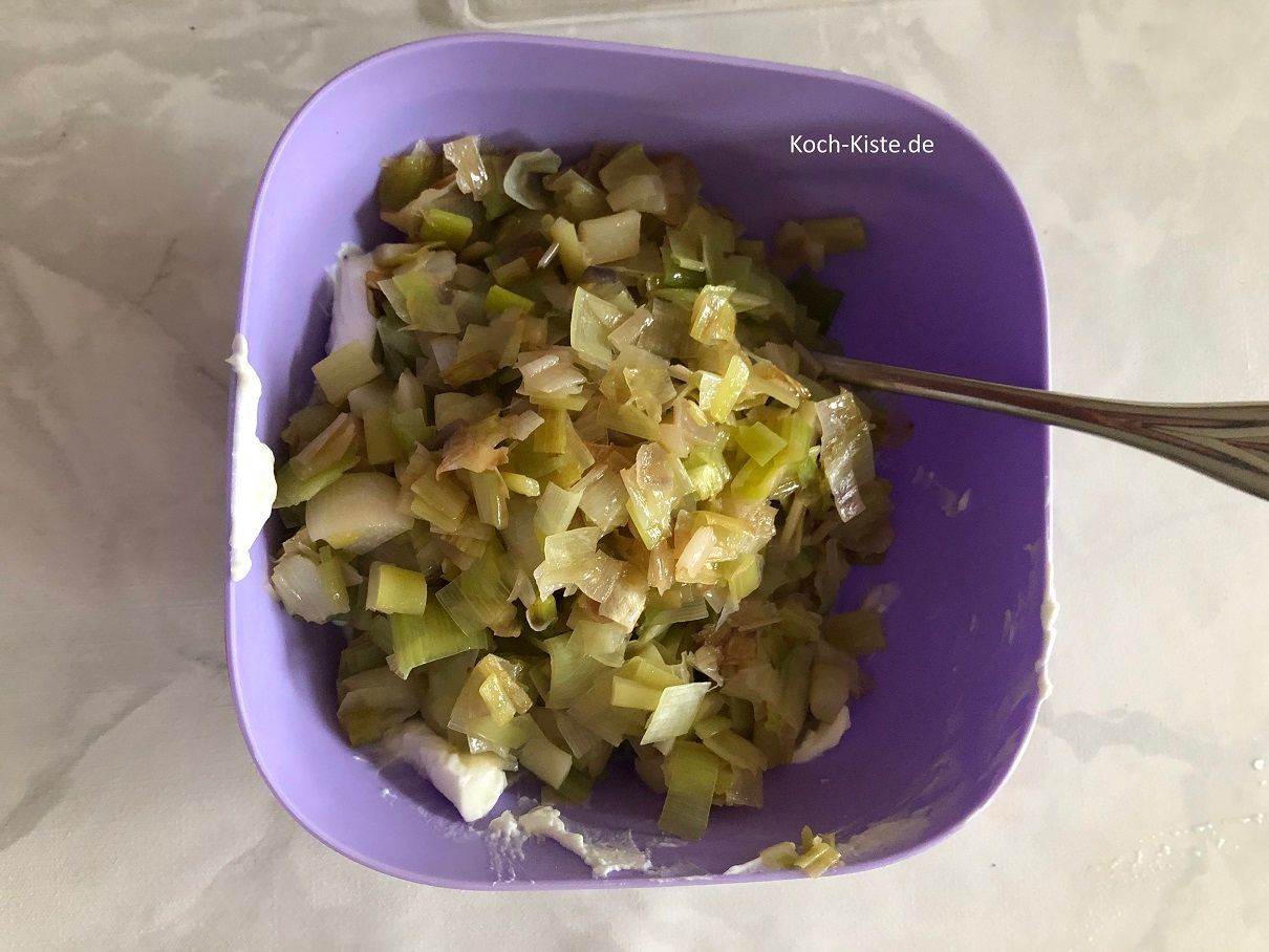 Porree-Zwiebel Gemisch hinzugeben