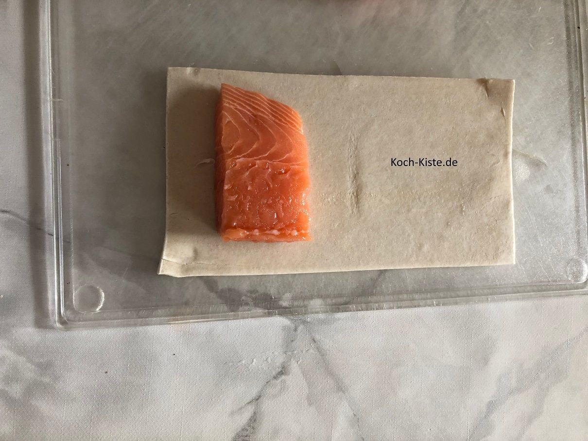 Lachsfilet halbieren und 1/2 auf die Blätterteigplatte legen