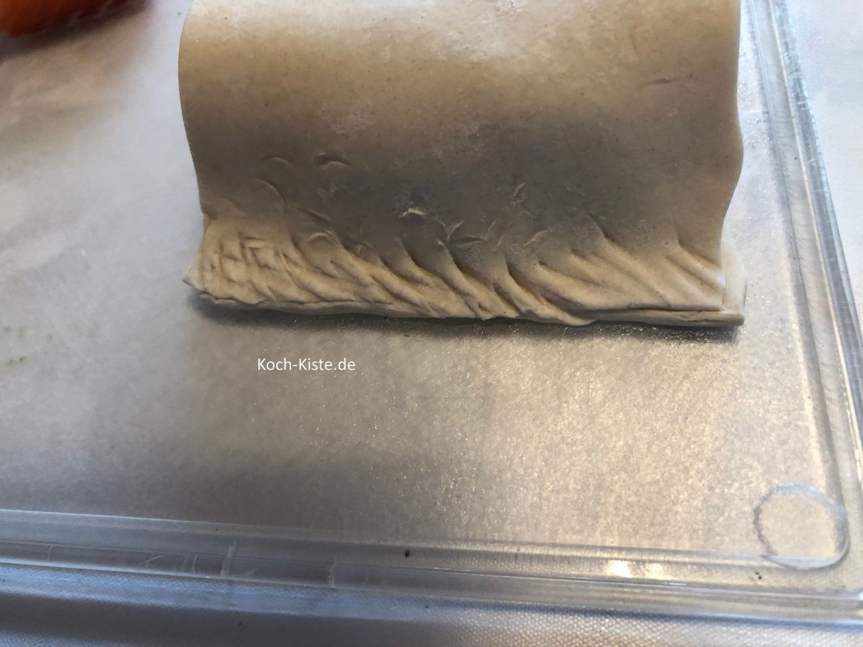 als nächstes klappe die Blätterteigplatte übereinander und drücke mit einer Gabel die Enden zusammen