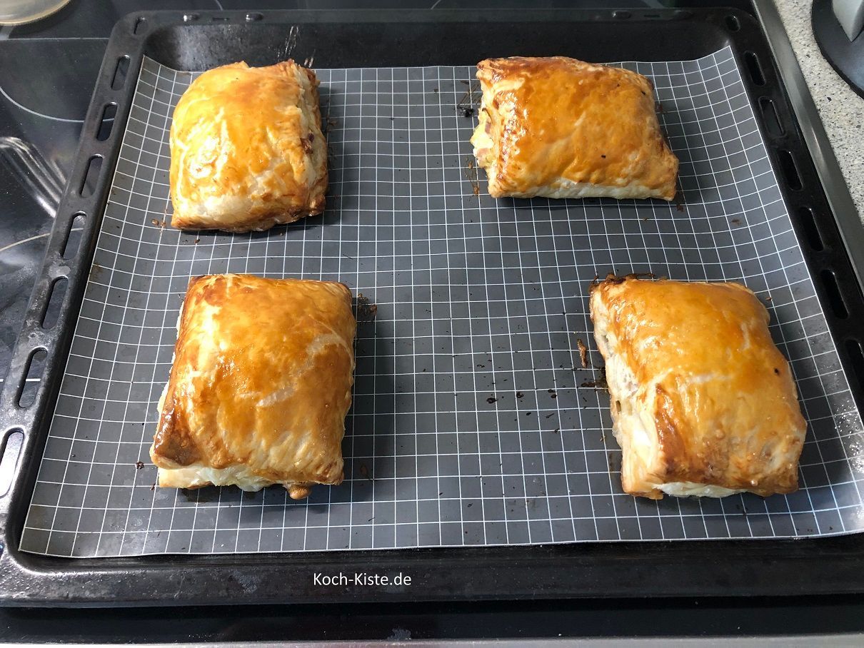 fertige Blätterteigtaschen mit Lachsfilet und Porree