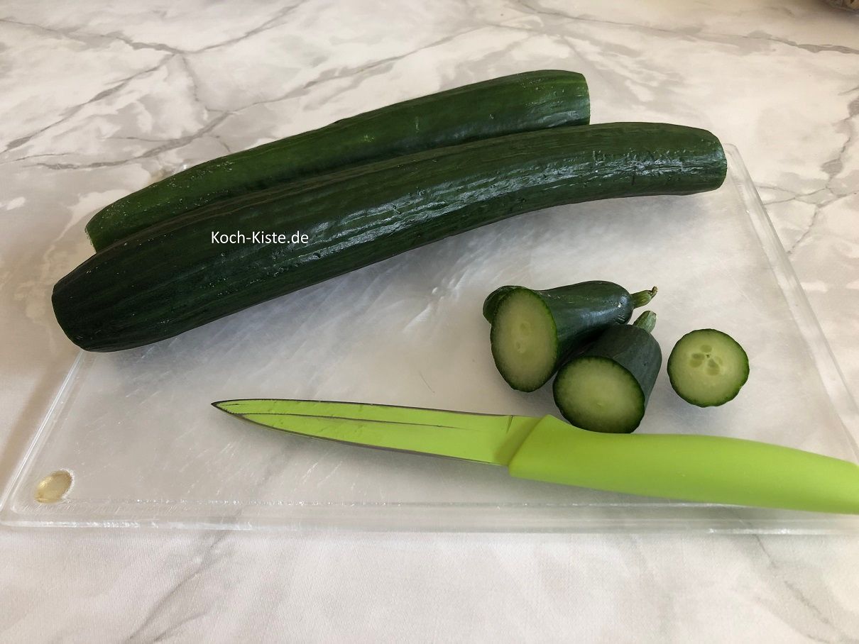 entferne bei beiden  Gurken von jedem Ende ein Stück