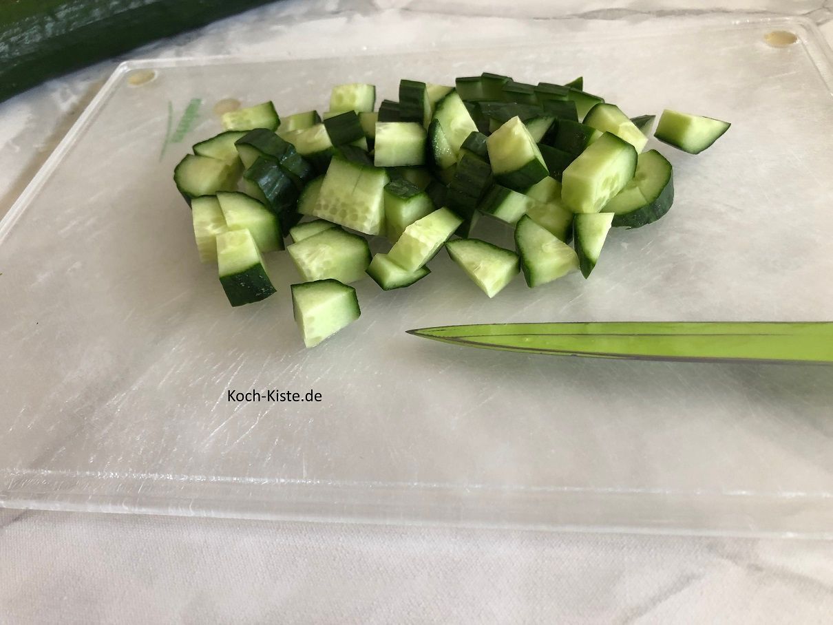 1 / 2 halbe Gurke wird in kleine Stücke geschnitten