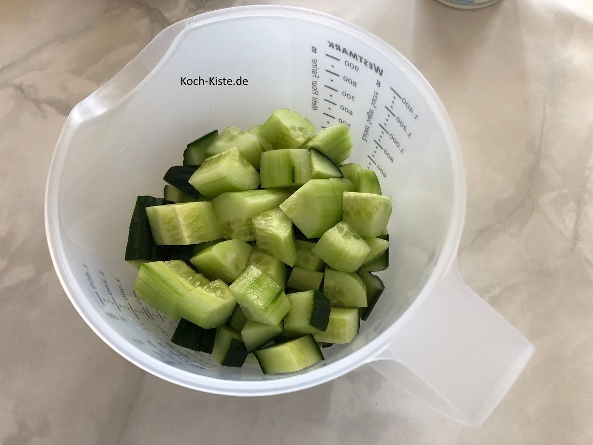 gebe die Gurkenstücke in einen Messbecher