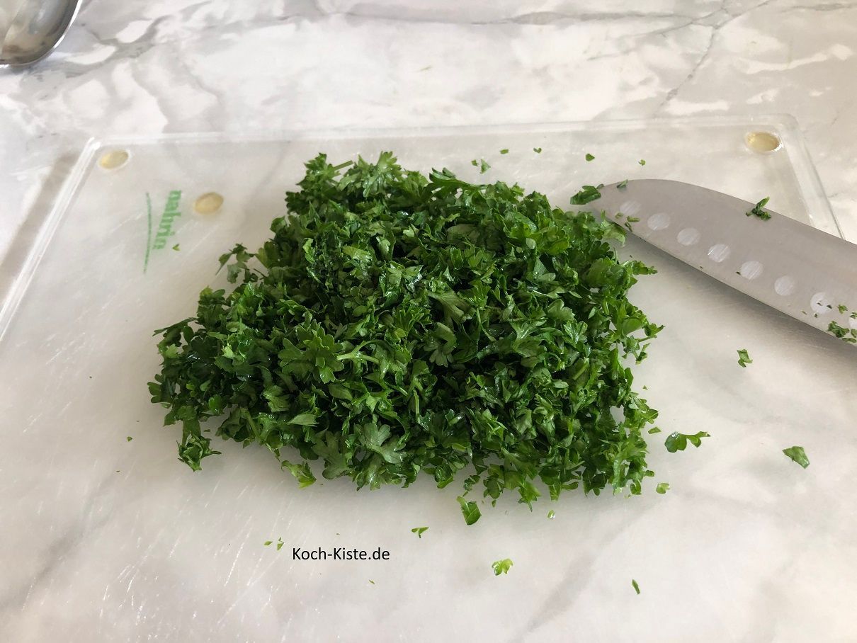 dann wird die Petersilie klein gehackt