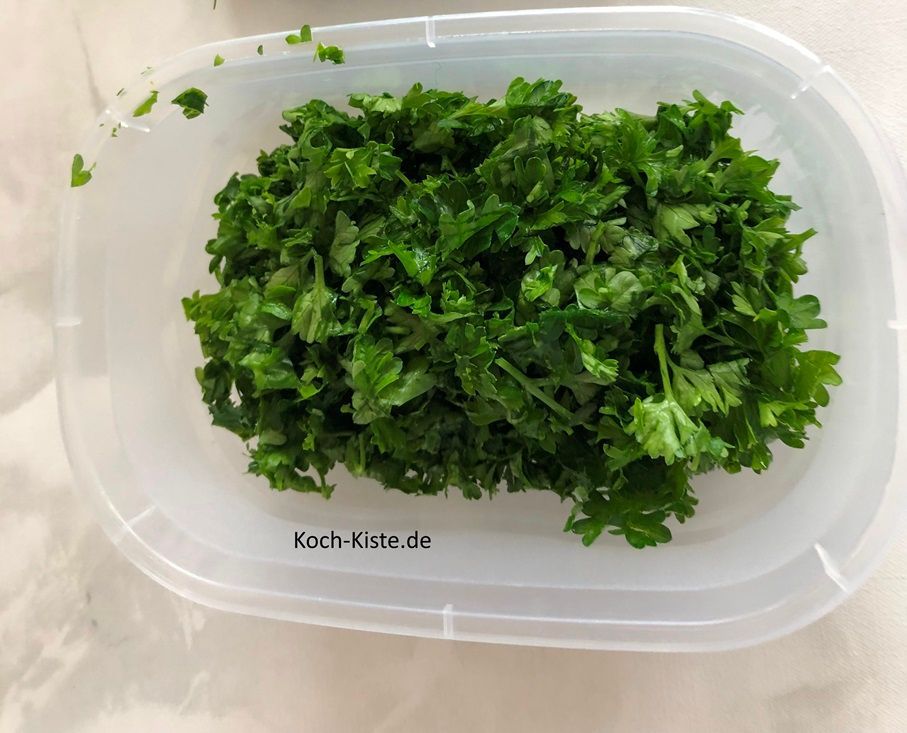 und gebe das Paniermehl und den Parmesankäse oben auf