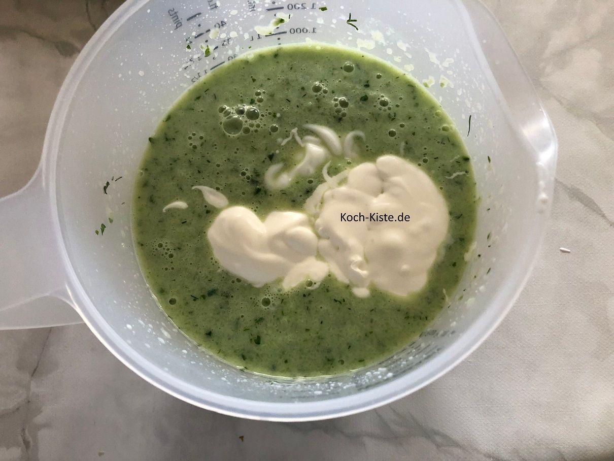 dann kommt die Creme Fraiche mit in den Messbecher und wird unter gerührt