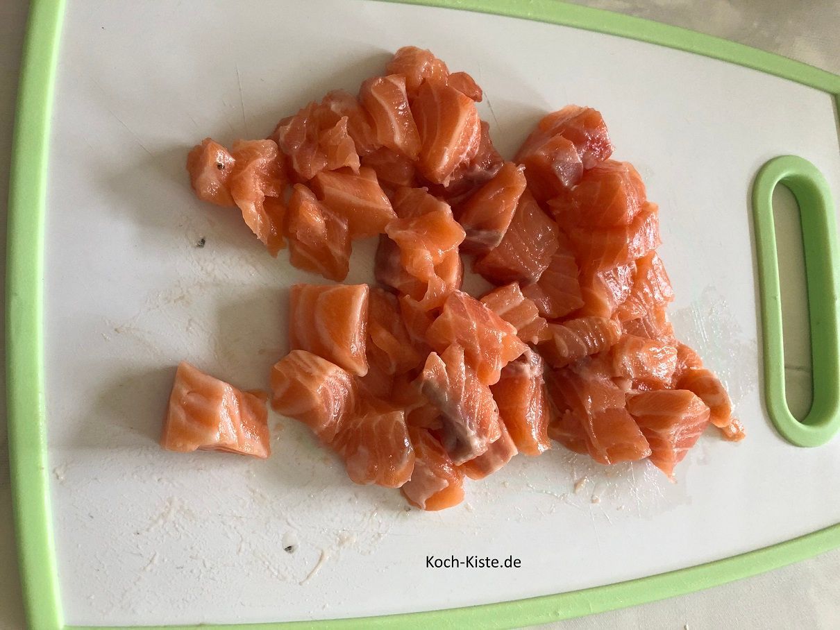 schneide das Lachsfilet in kleine Stücke