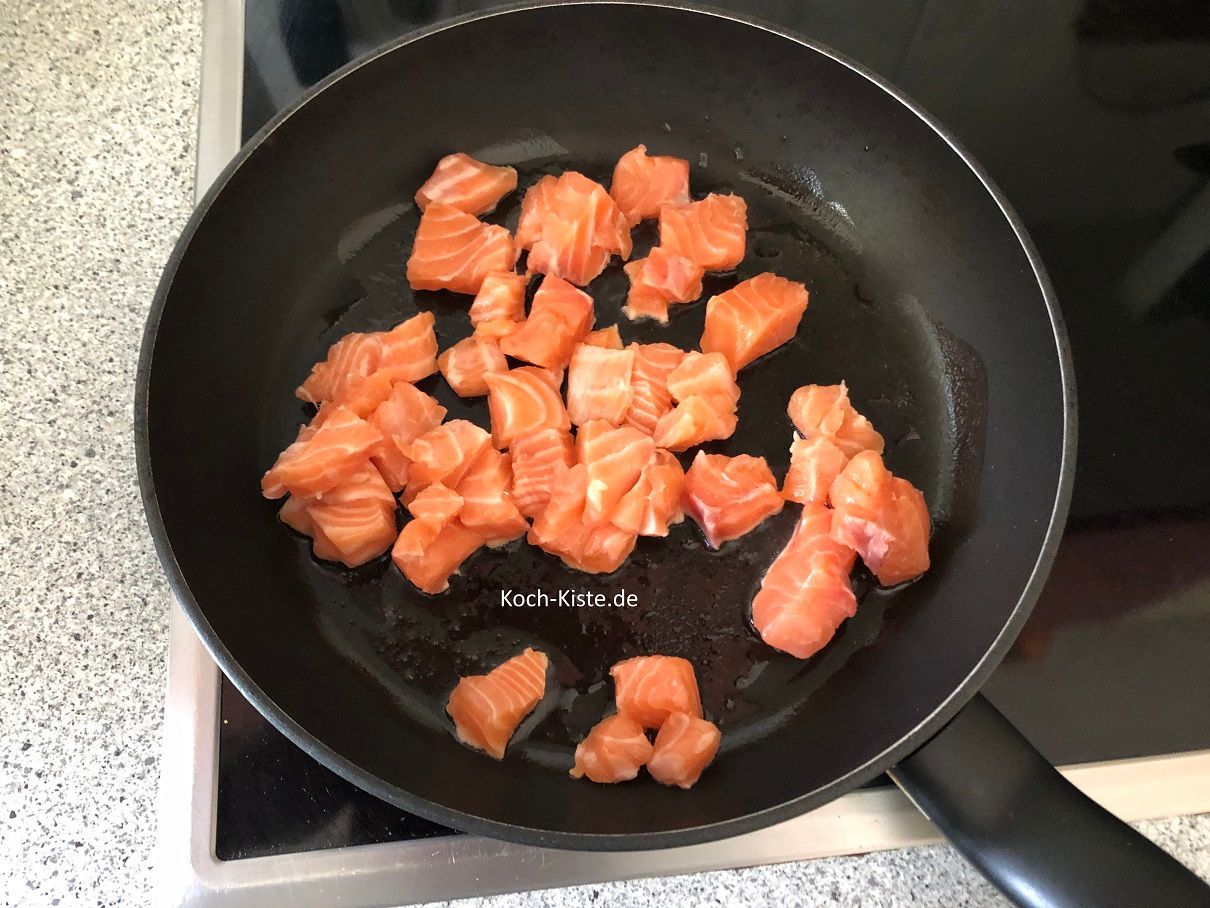 brate die Lachsfiletwürfel