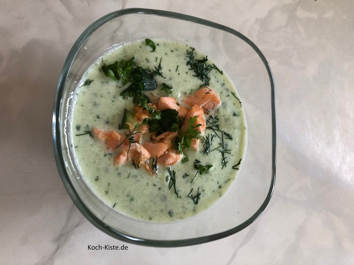 vor dem Servieren gebe einige Gurkenstücke, Lachsstücke und ein bisschen Petersilie und Dill auf die kalte Gurkensuppe