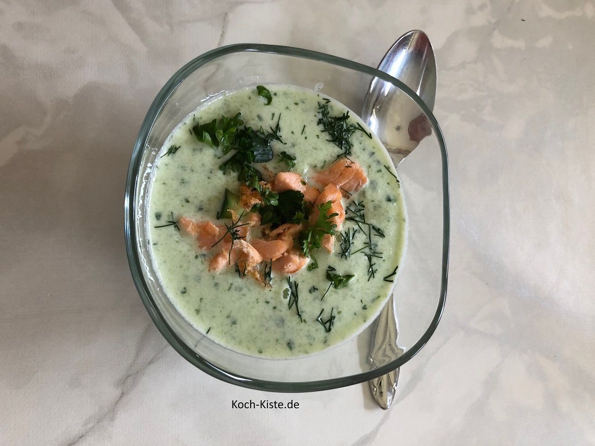 kalte Gurkensuppe mit Lachsfilet