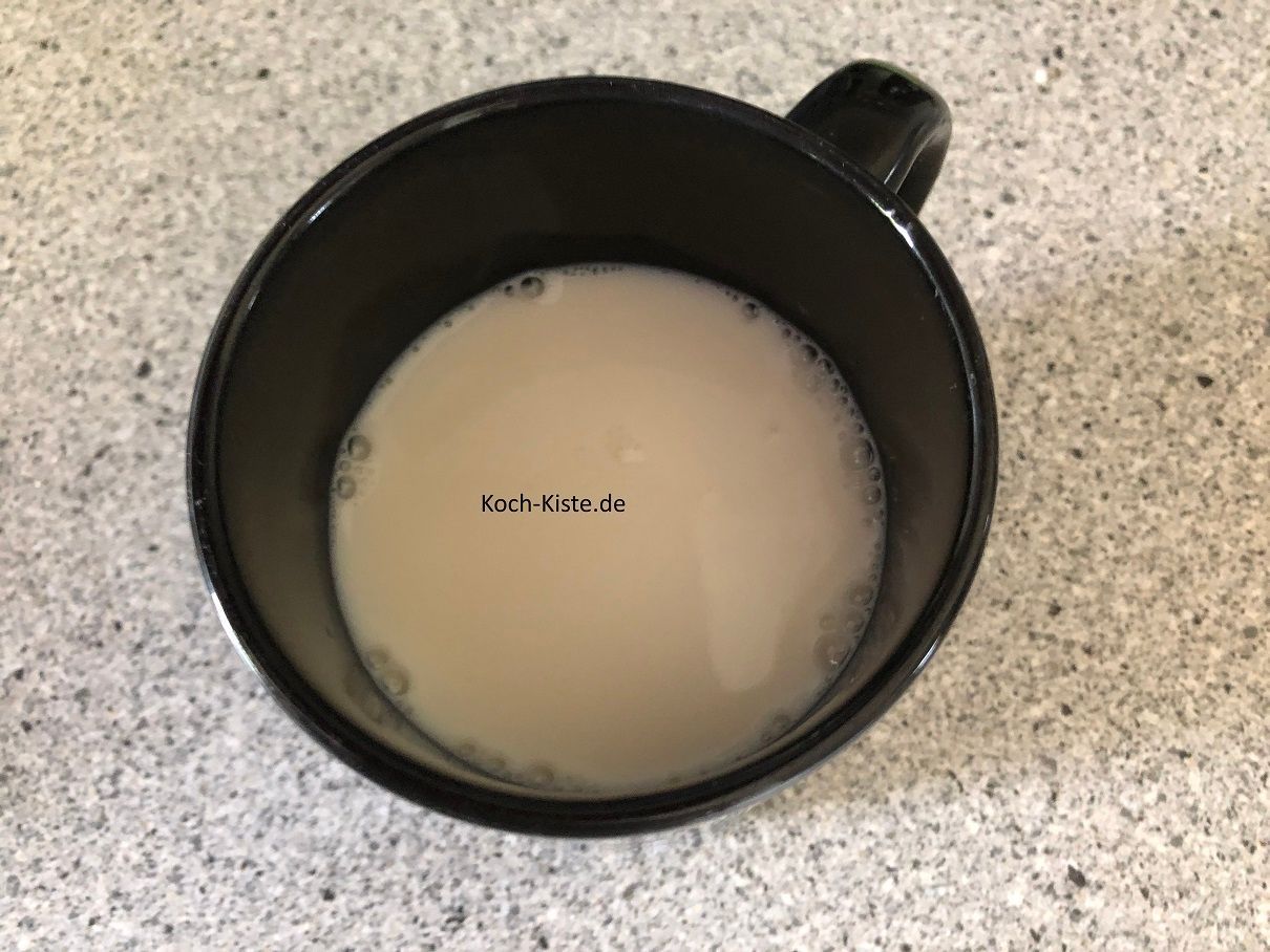 in die lauwarme Milch wird die Hefe hinein gebröckelt und unter rühren aufgelöst