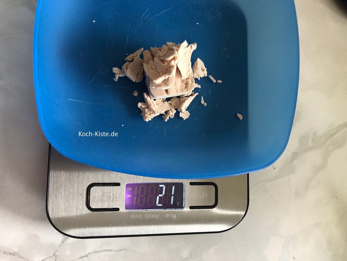 als nächstes wiege die benötigten 21 Gramm frische Hefe ab