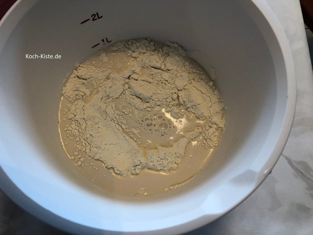 gieße die Hefemilch in die Rührschüssel