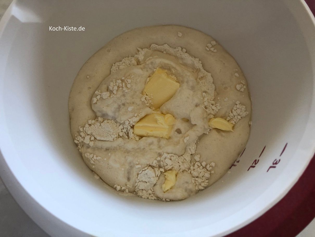 stelle die Rührschüssel auf die Küchenwaage auf 0 und wiege die 40 Gramm Butter hinein