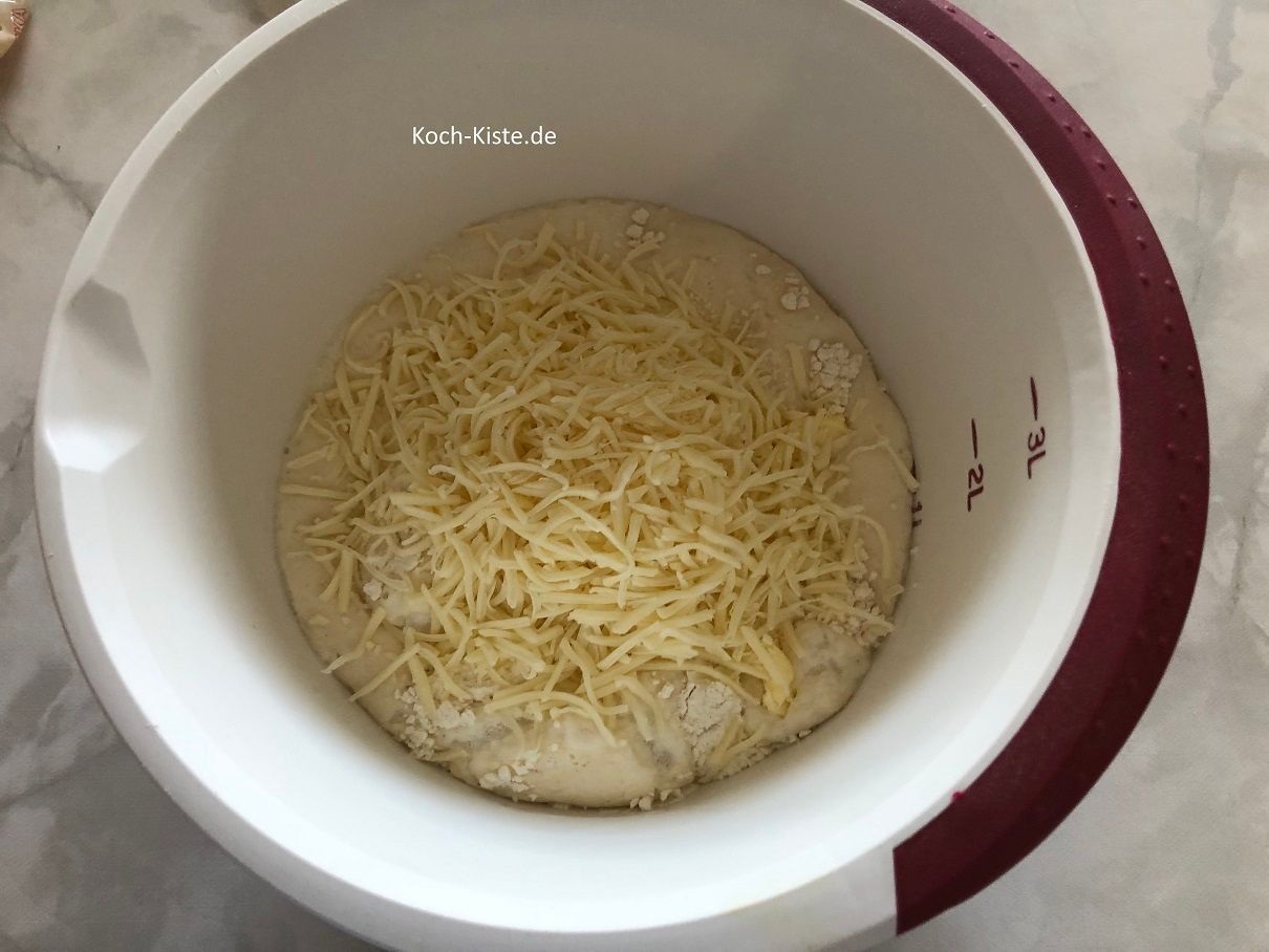 Rührschüssel wieder auf die Küchenwaage auf 0 und Du kannst die 100 Gramm Käse abwiegen