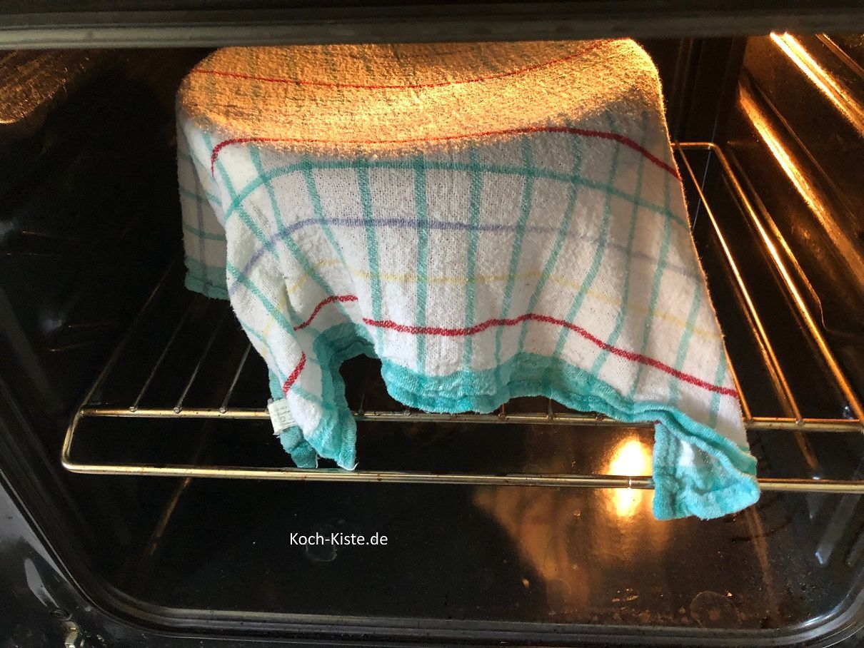 Teig im Backofen bei 50 Grad für 30 Minunten gehen lassen