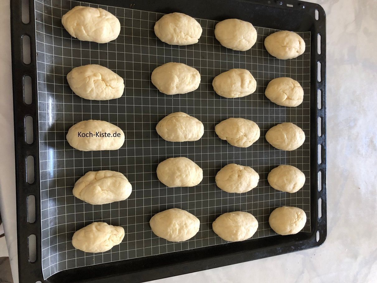 aus jeder Teigportion werden Rohlinge geformt und auf das Backblech gelegt