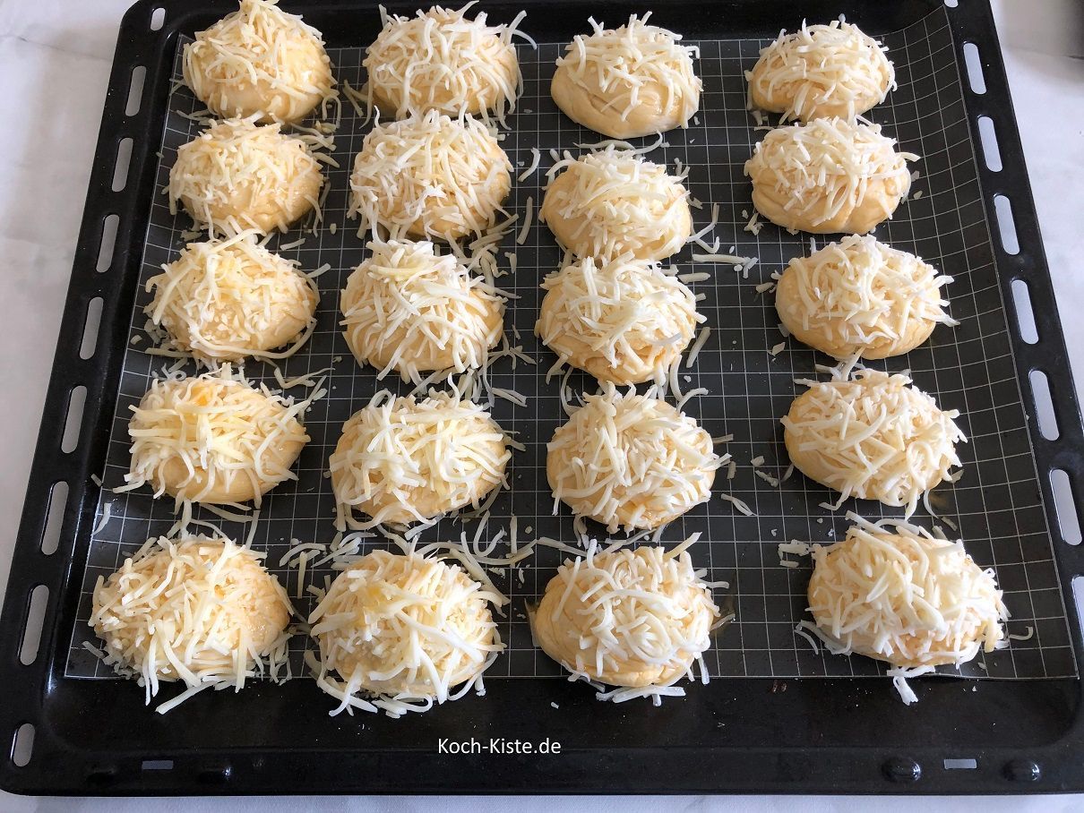 alle Rohlinge mit Eigelb bestrichen und Käseraspel belegt