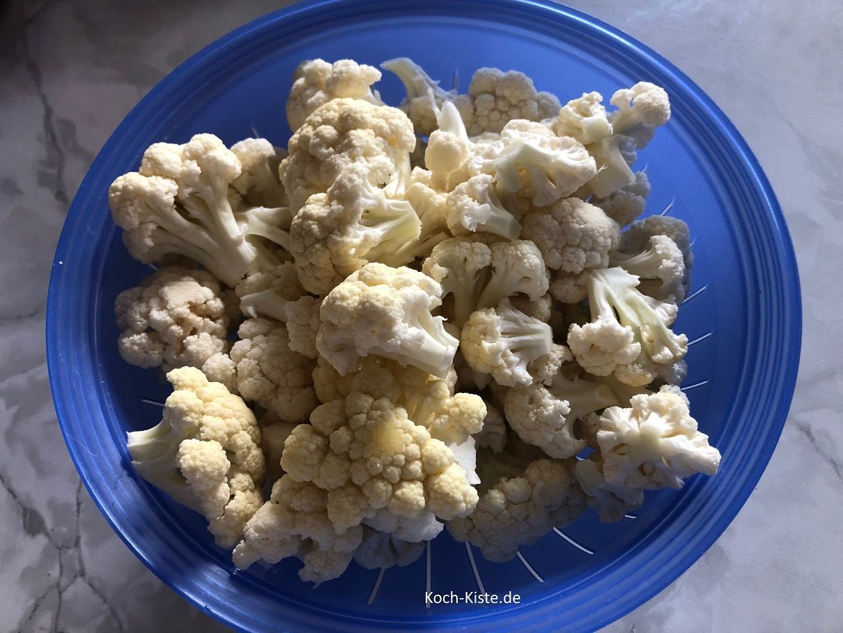 gebe die Blumenkohl Röschen in ein Küchensieb und spüle sie unter kaltem, fließendem Wasser ab