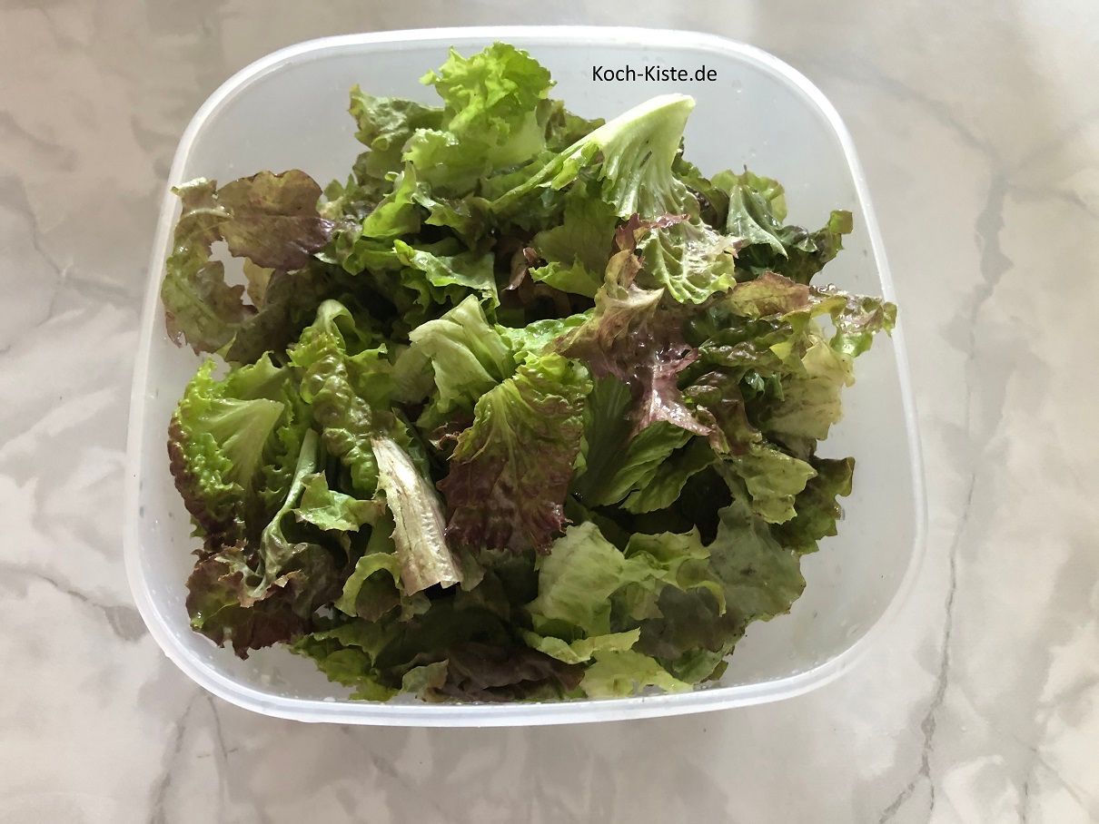 teile den Pflücksalat in mundgerechte Stücke