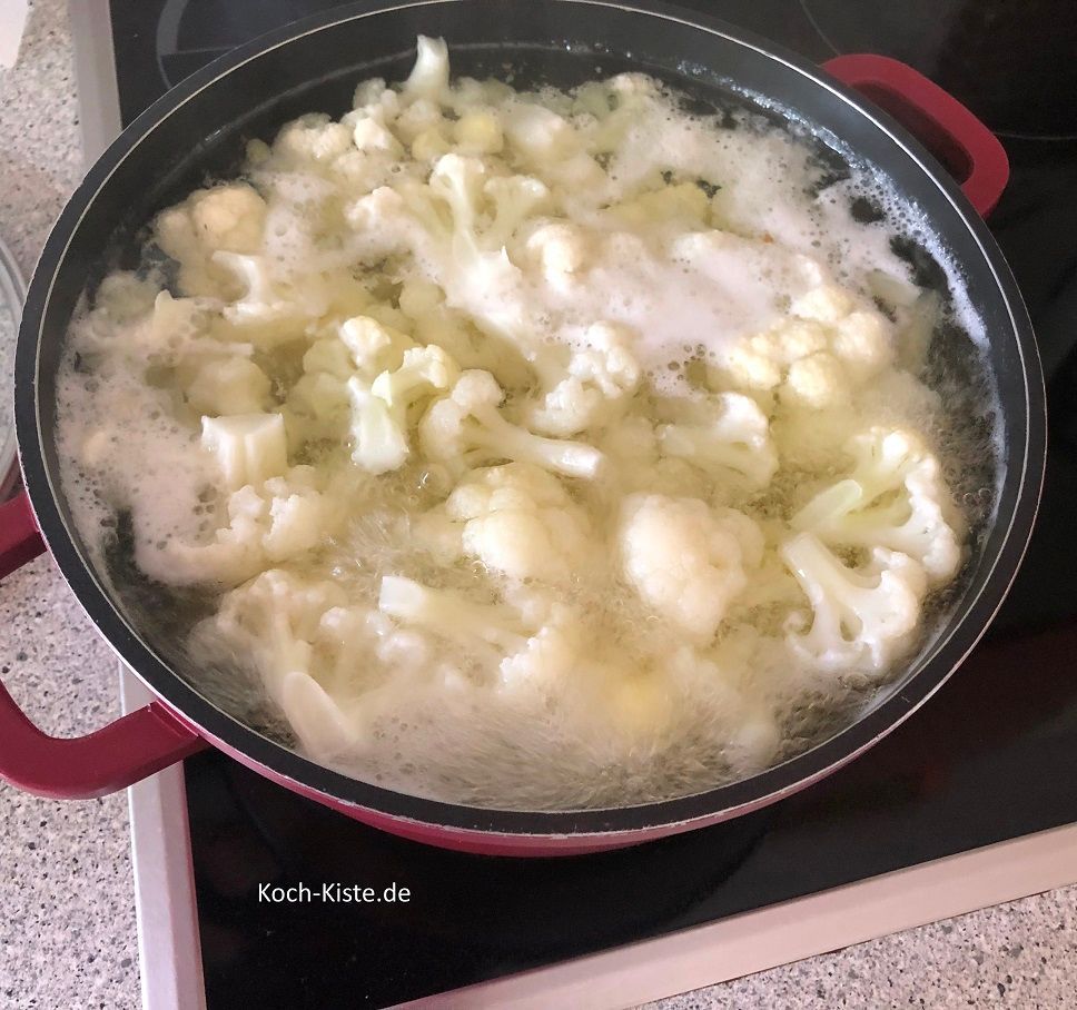 nun muss der Blumenkohl etwa 20 Minuten gekocht werden, bis er weich ist