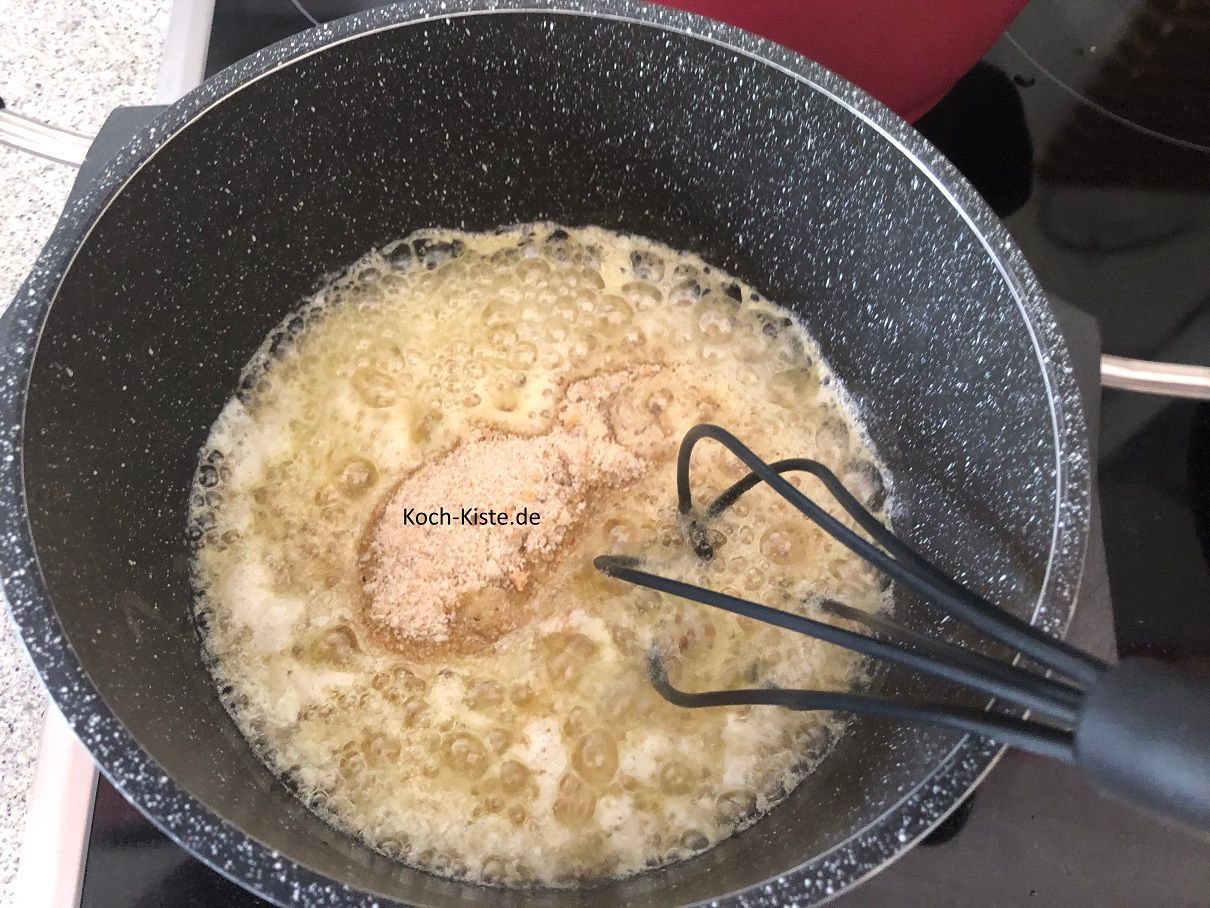 dann wird unter ständigem Rühren das Paniermehl eingstreut