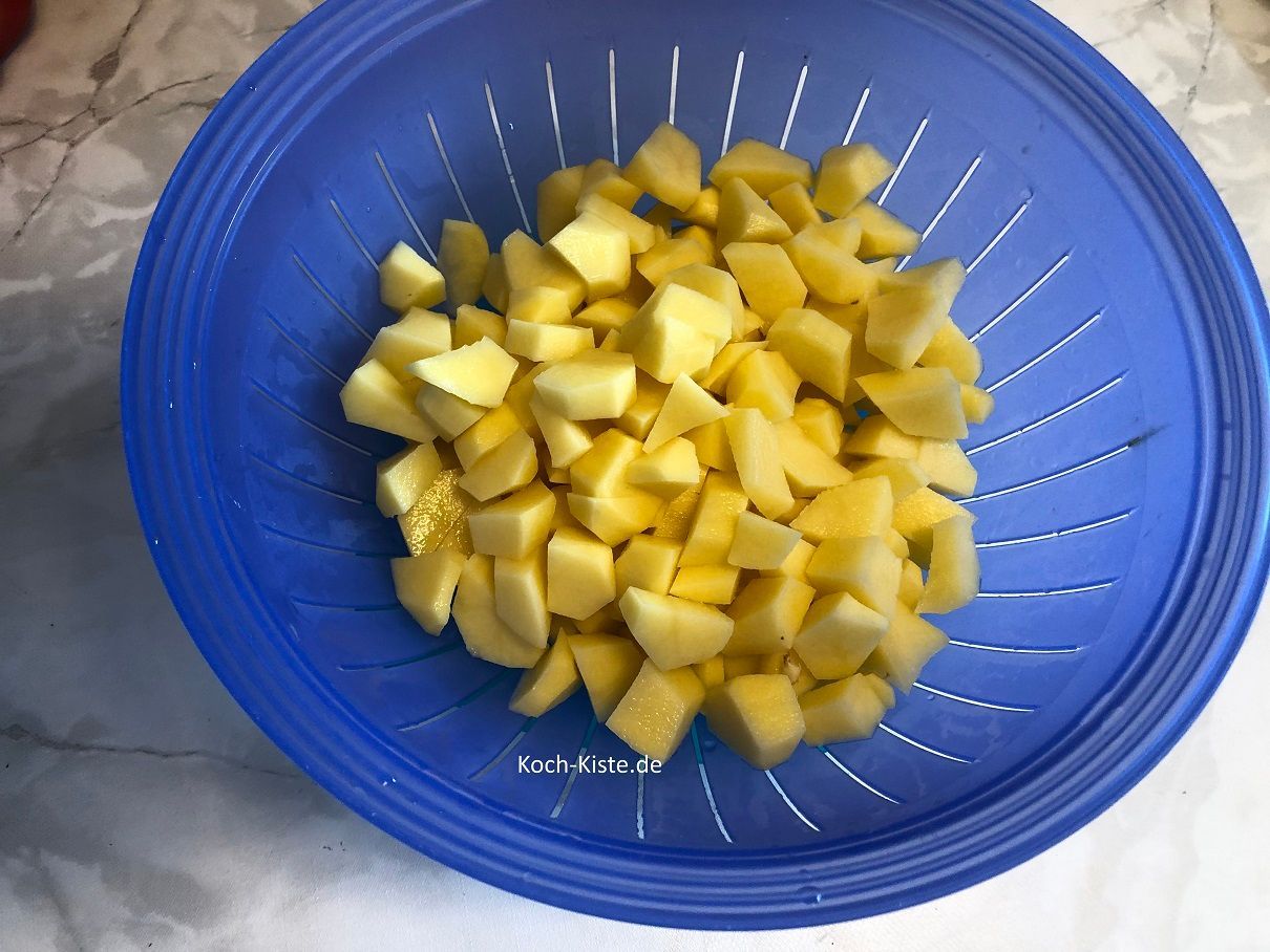 beginne damit die Kartoffel zu schälen und in kleine Stücke zu schneiden