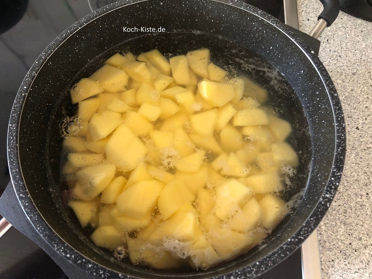 danach spüle die Kartoffelstücke unter kaltem, fließendem Wasser ab und gebe sie in einen kleinen Kochtopf. Nun müssen die Kartoffeln zum Kochen gebracht werden und 5 Minuten vorgekocht werden.