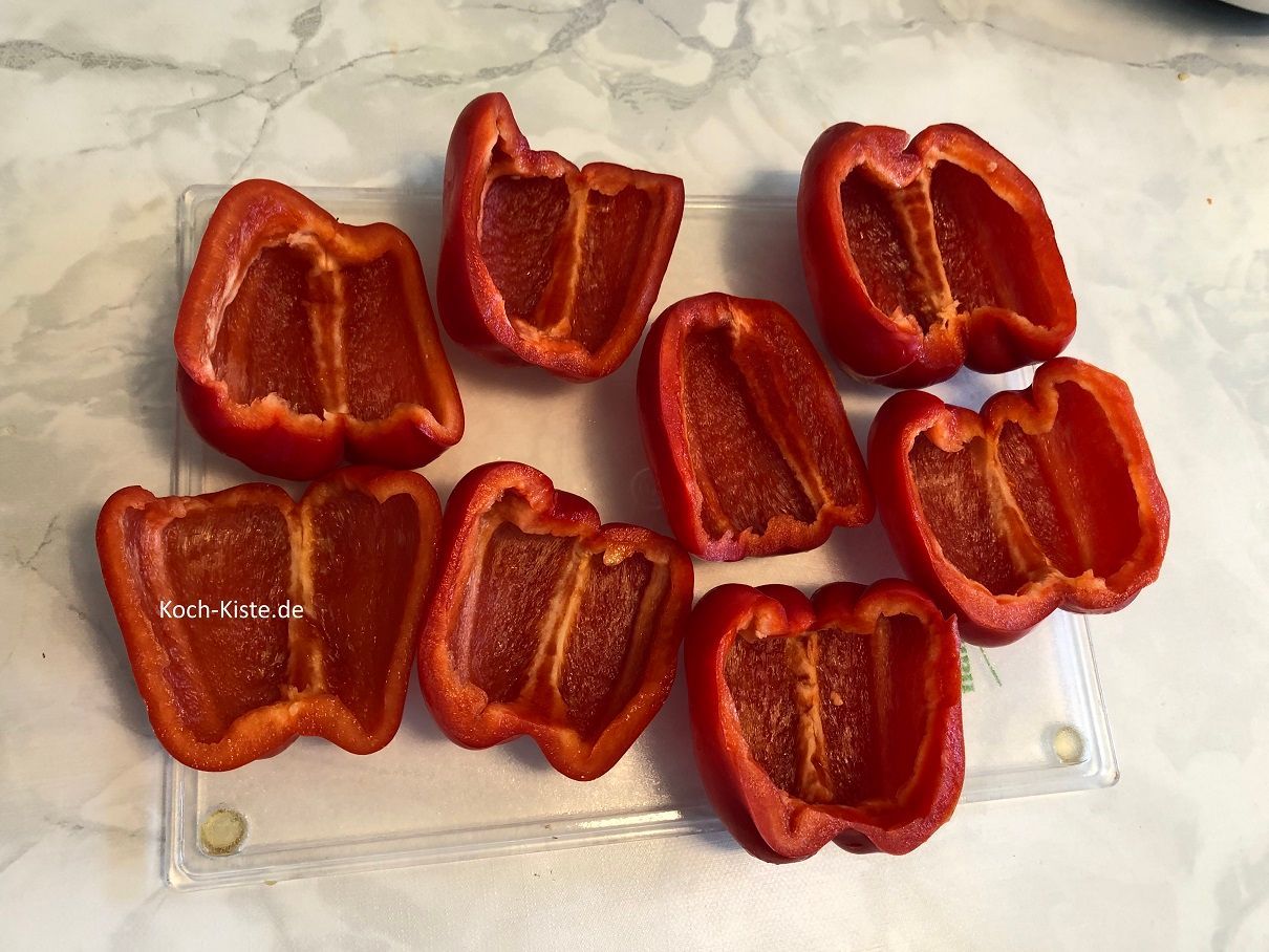 so sehen die vorbereiteten Paprikahälften aus.