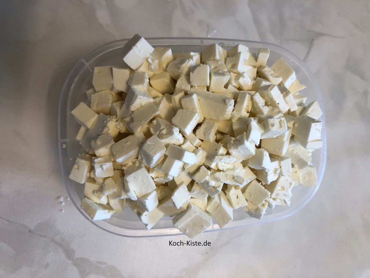 die kleinen Fetateile füllst Du in eine Schüssel.