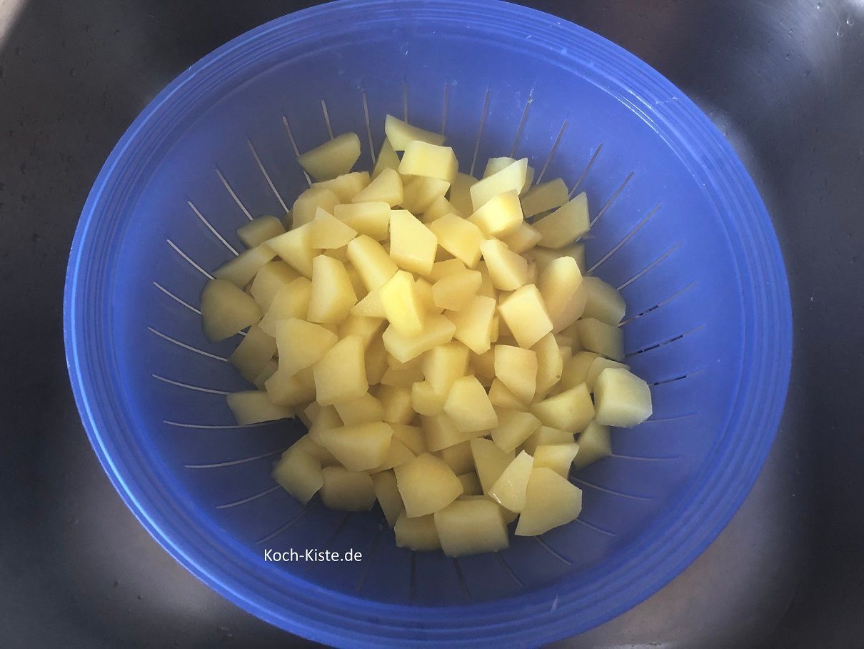 Jetzt sind die Kartoffeln gut, gieße sie über ein Küchensieb ab.