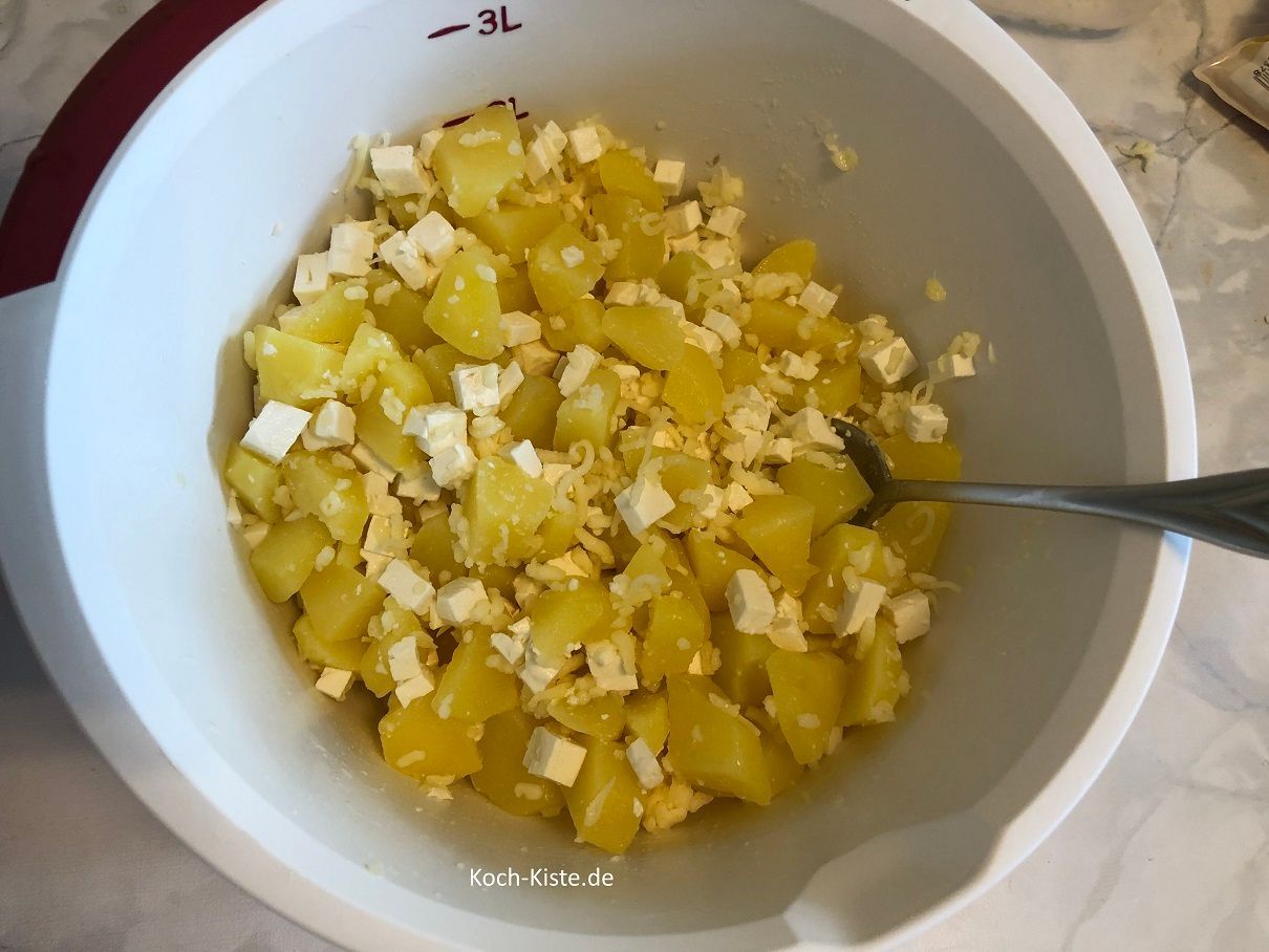 gebe den geriebenen Käse mit in die Rührschüssel und vermenge alles gut miteinander