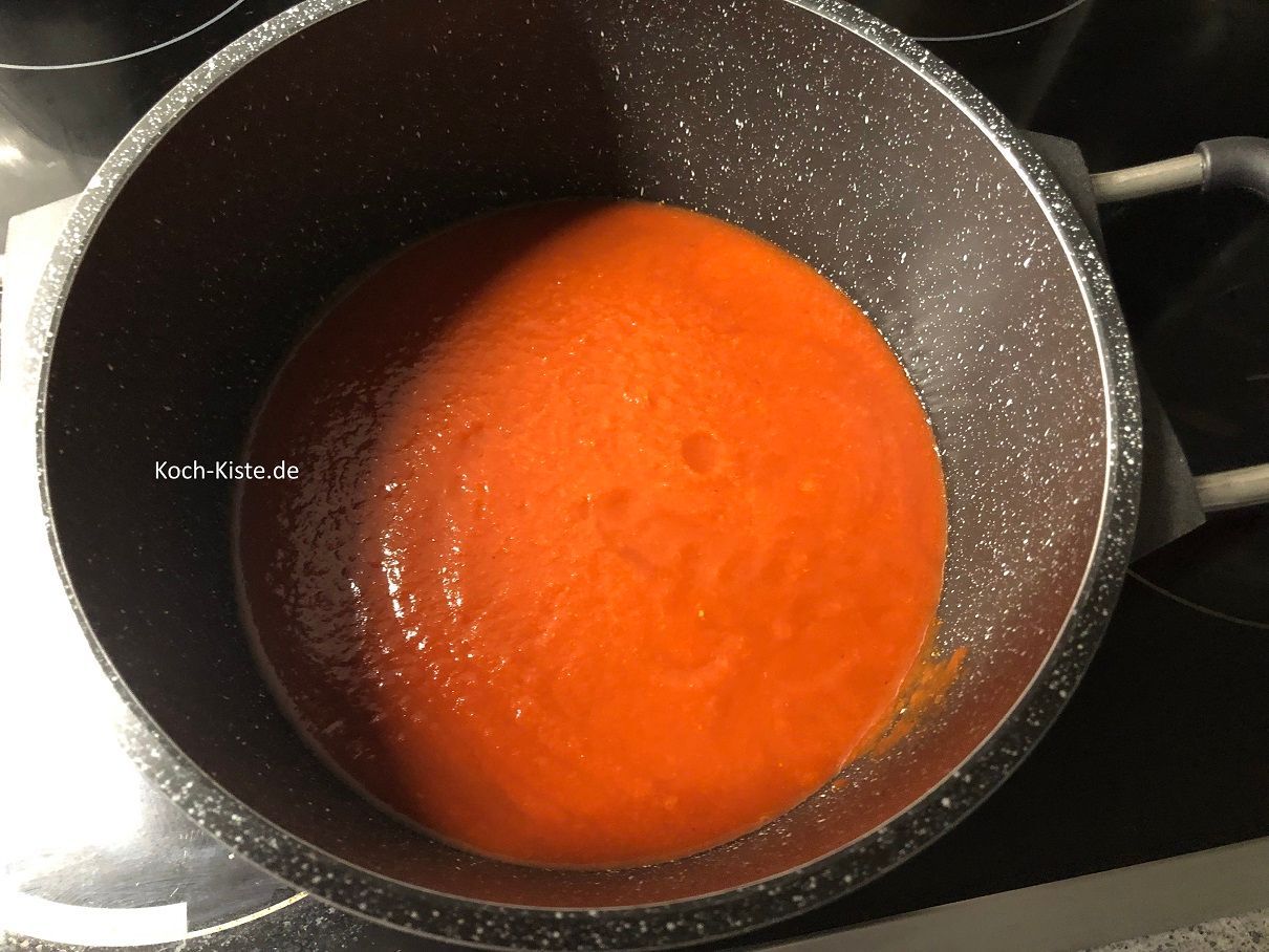 gebe die passierten Tomaten in einen kleinen Kochtopf