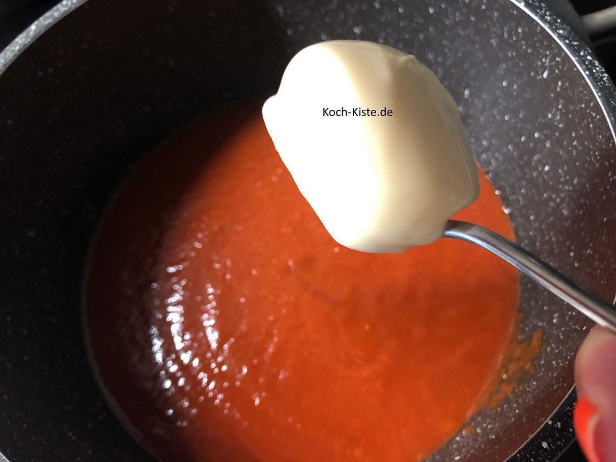 dann kommen 4 gehäufte Teelöffel Schmelzkäse ( 80 -100 Gramm) hinzu