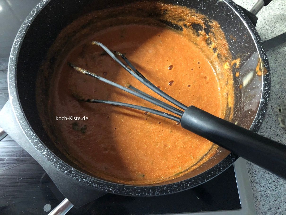 verrühre alles gut miteinander und erhitze die Tomaten-Käse-Soße unter ständigem Rühren