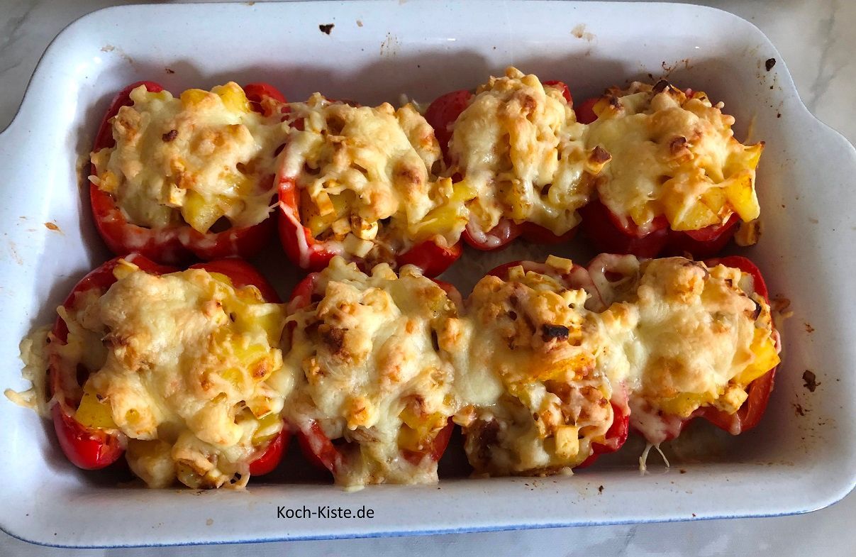 fertige Paprkahälften gefüllt mit Feta und Kartoffelstücken