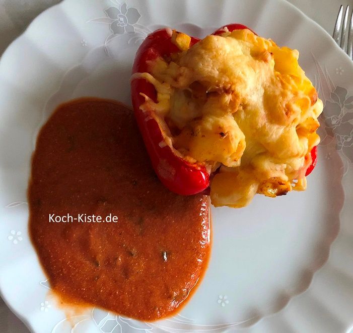 Paprika gefüllt mit Feta und Kartoffelstücken mit Tomaten-Käse- Soße