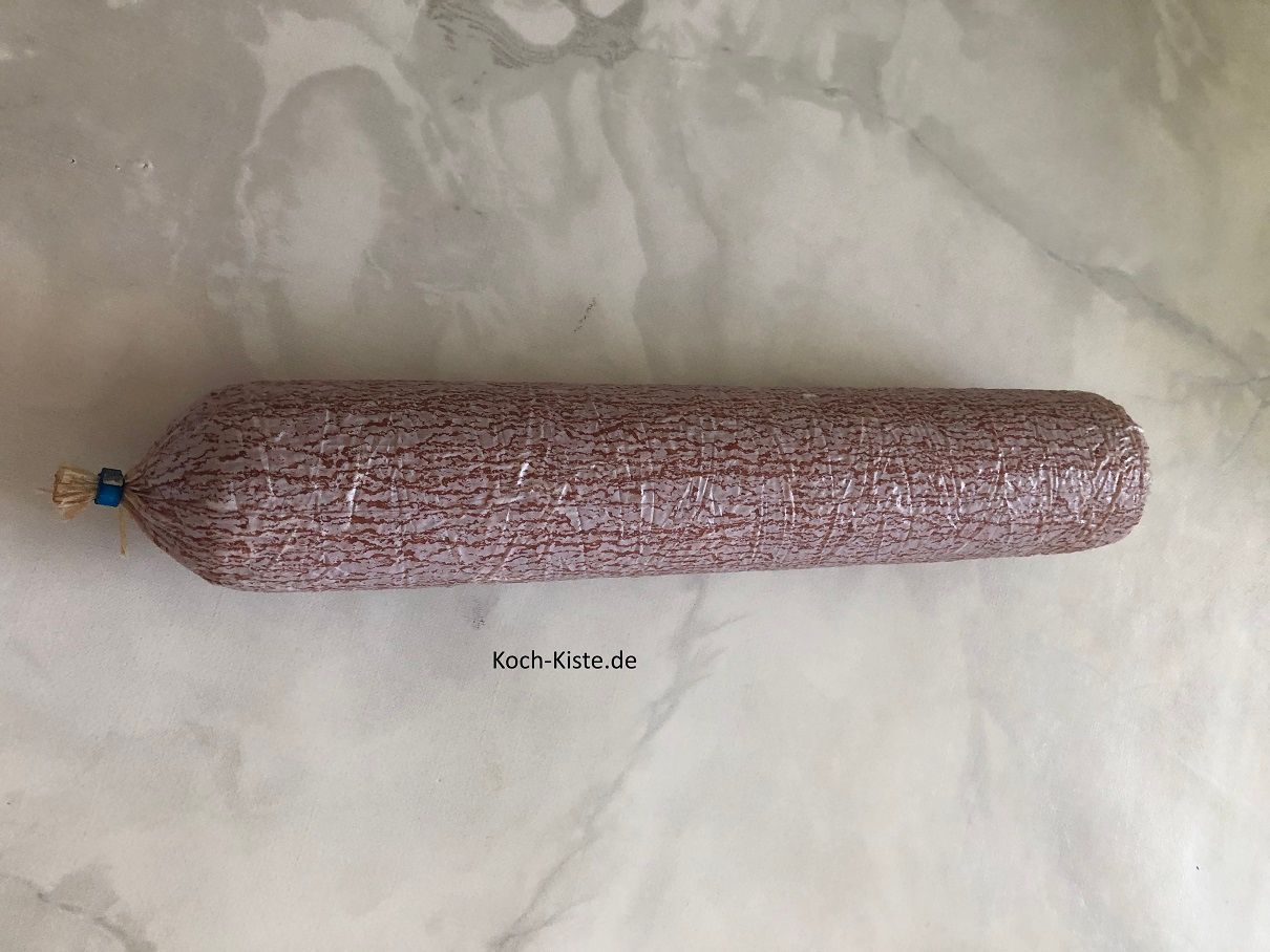 beginne damit die Salami aus der Verpackung zu nehmen