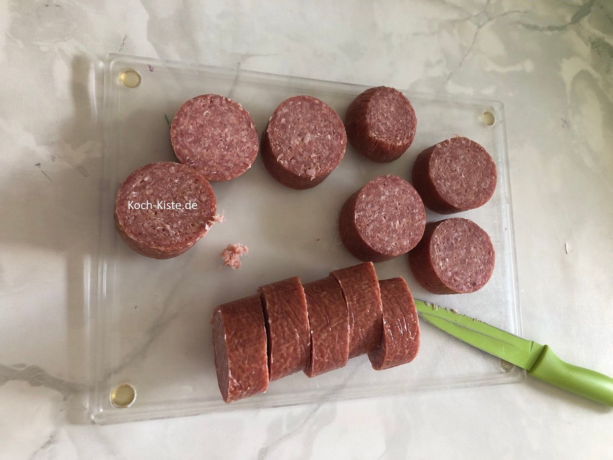als nächstes schneide die Salami in 4-5 cm breite Stücke