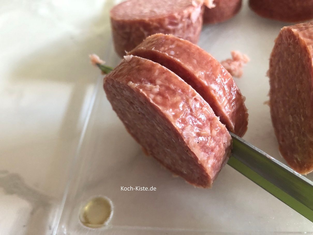 und schneide jedes Salamistück 2/3 weit ein