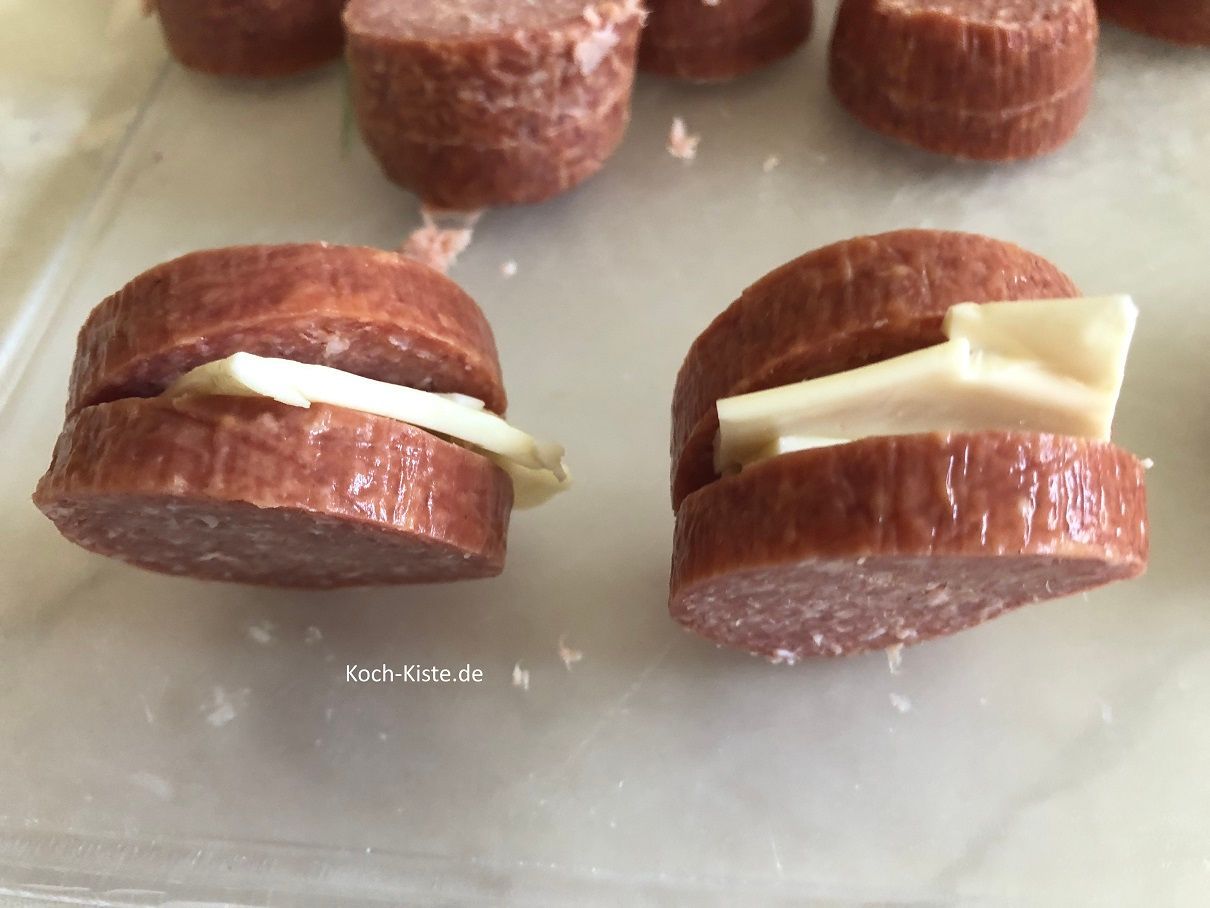 jetzt gebe in jedes Salamistück ein Käsestück in die Mitte