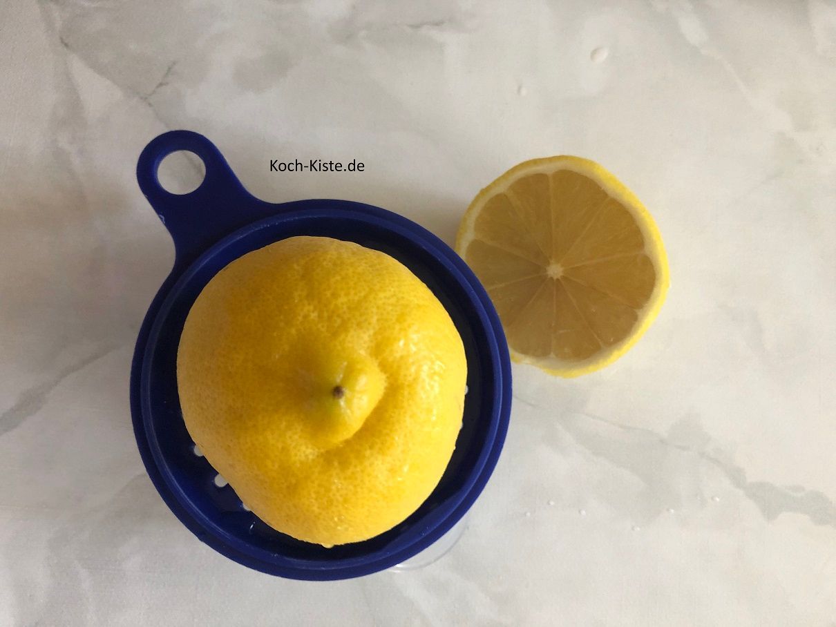 presse den Zitronensaft aus