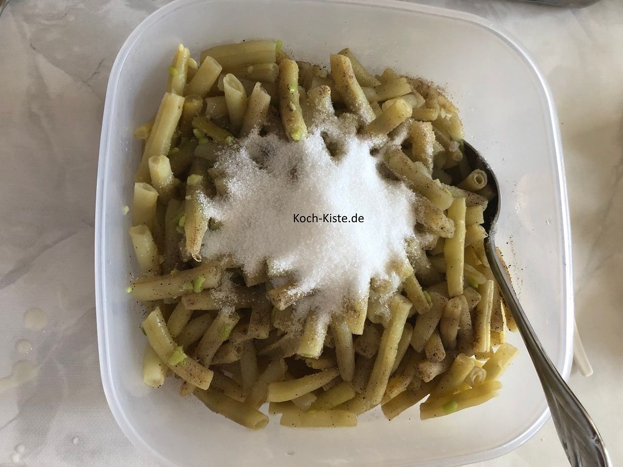 gebe Pfeffer, Zucker, Zitronensaft und Wasser hinzu