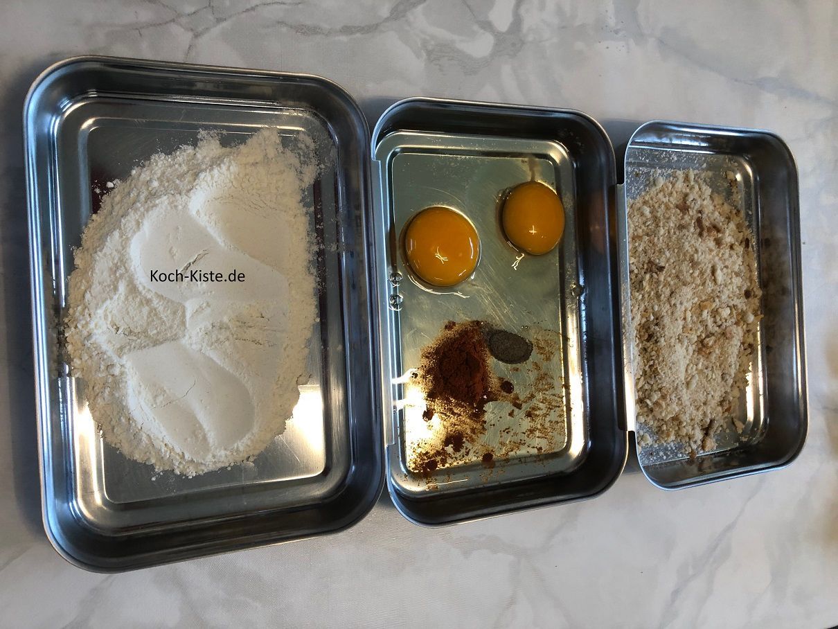 jetzt gebe das Mehl, die Eier und das Paniermehl in 3 tiefe Teller oder in ein Panierset
